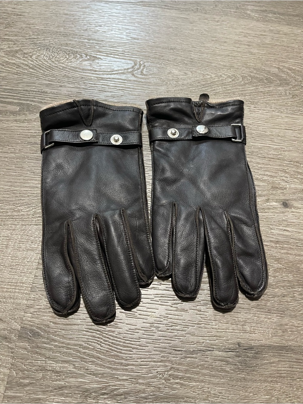Orvis Men's Brown Leather Gloves with Snap-Strap Accent